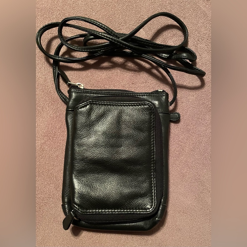 ILI New York Toronto Black Leather Crossbody Bag